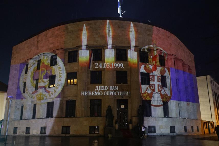 БАЊАЛУКА, 24. МАРТА /СРНА/ - Палата Републике у Бањалуци вечерас је освијетљена бојама застава Републике Српске и Србије поводом обиљежавањa Дана сјећања на страдале у НАТО агресији. /Фото - Борислав Здриња/
