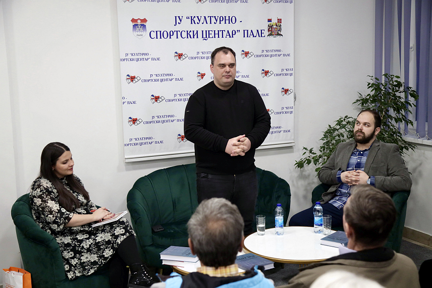 ПАЛЕ, 24. МАРТА /СРНА / - Зборник докумената "Стари Брод", аутора Драгана Радовића, који садржи 306 докумената о страдањима Срба током Другог свјетског рата на подручју романијског краја и источне Босне, представљена је вечерас на Палама.