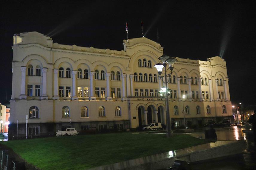 БАЊАЛУКА, 24. МАРТА /СРНА/ - Поводом обиљежавања 26 година од НАТО бомбардовања СР Југославије угашена су свјетла на згради Градске управе.