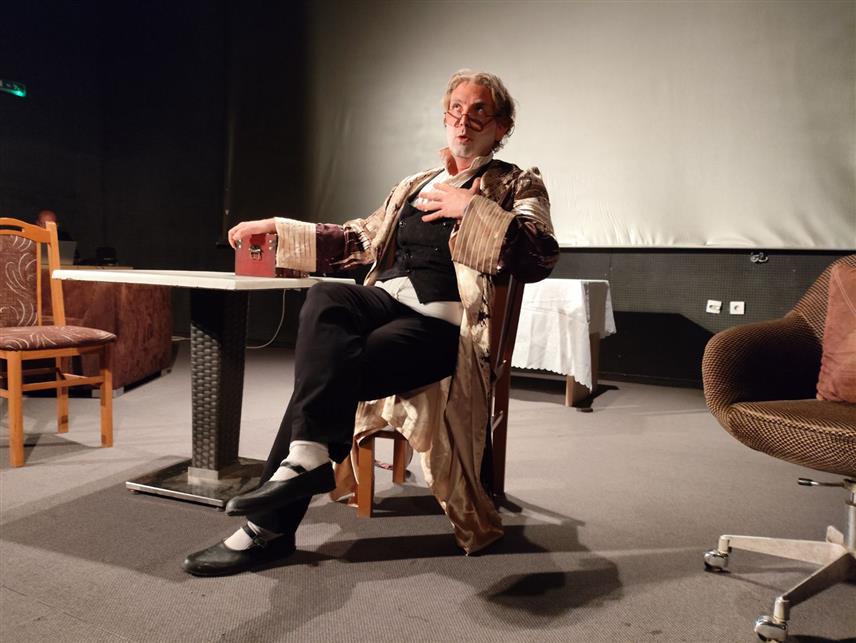 БРАТУНАЦ, 24. МАРТА /СРНА/ - Представом "Просидба" према тексту Александра Чехова, глумци драмске секције Градске библиотеке из Сомбора вечерас су својом духовитошћу, полетношћу и досјеткама орасположили братуначку публику која их је наградила дугим аплаузом.