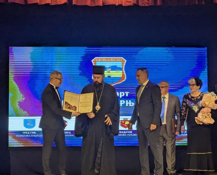 ПРЊАВОР, 24. МАРТА /СРНА/ - Његовом високопреосвештенству архиепископу и митрополиту бањалучком Јефрему вечерас је на свечаној сједници Скупштине града Прњавора уручено највише градско признање - Повеља почасног грађанина са златним грбом града за значајне резултате и залагања од интереса за град и ширу заједницу, које је умјесто митрополита Јефрема примио његов викар, епископ марчански Сава.