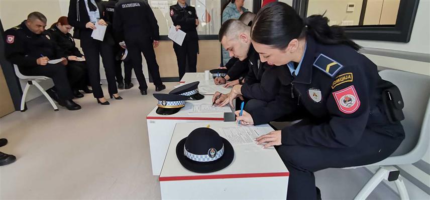 ДОБОЈ, 24. MAРТА /СРНА/ - Акцију добровољног даривања крви данас и сутра ће подржати 48 припадника Полицијске управе Добој, која је организована поводом Дана полиције Републике Српске, 4. априла.