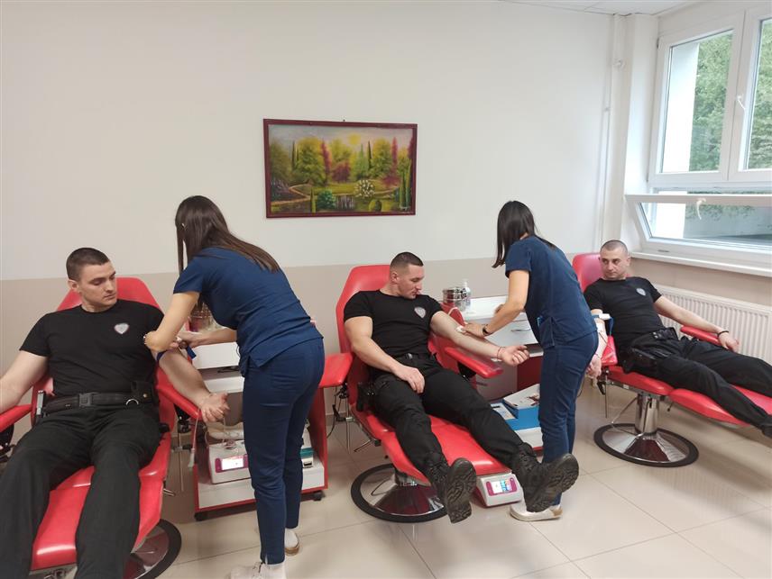 ЗВОРНИК, 25. МАРТА /СРНА/ - За добровољно давање крви у Зворнику, поводом Дана Полиције Републике Српске, пријавила су се 42 припадника Полицијске управе Зворник.