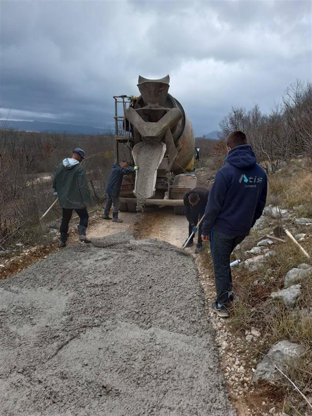 ЉУБИЊЕ, 25. МАРTА /СРНА/ - У љубињском селу Мишљен, захваљујући заједничким донацијама и напорима општине и мјештана, бетонирано је 1.150 метара неприступачног пута, речено је Срни у Општинској управи Љубиње.