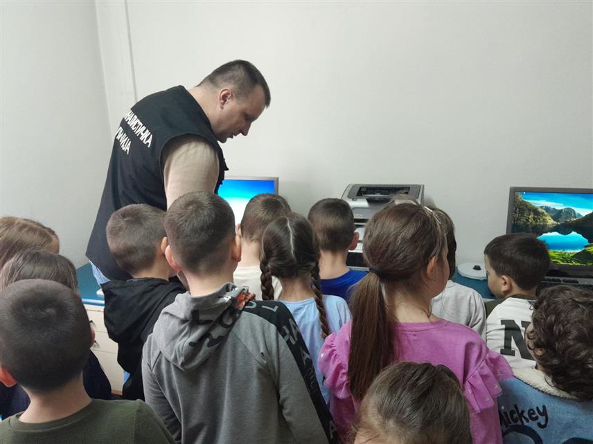 МРКОЊИЋ ГРАД, 25. МАРТА /СРНА/ - У Полицијској управи Мркоњић Градданас је организован Дан отворених врата за ученике првих разреда Основне школе "Иван Горан Ковачић" поводом обиљежавања 4. априла – Дана полиције Републике Српске.