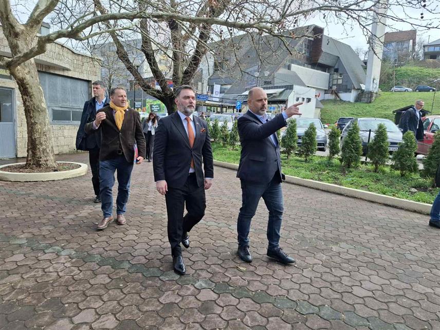 ВИШЕГРАД, 25. МАРТА /СРНА/ - Састанак министра спољне трговине и економских односа Сташе Кошарца и начелника општине Вишеград Младена Ђуревића.