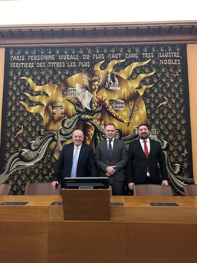 ПАРИЗ, 25. МАРТА /СРНА/ - Предсједник Подручне Привредне коморе Бањалука Горан Рачић, заједно са предсјдником Привредне коморе Војводине Владимиром Гаком и његовим замјеником Бошком вучуровићем, разговарао је са предсјендиком Привредне коморе Париза Пјером кушлијем о могућностима јачања економске сарадње и спољнотрговинске размјене.