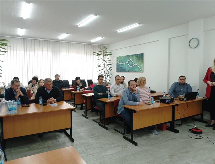 НОВИ ГРАД, 25. МАРТА /СРНА/ - Представници општинских управа, невладиних организација, пољопривредника и привредника из хрватских пограничних заједница и Новог Града данас су у у овој општини размијенили искуства у области развоја кроз пројекте прекограничне сарадње.