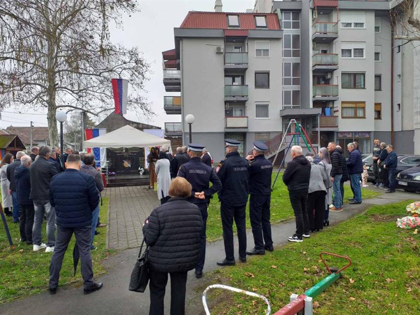 БРОД, 25. МАРТА/СРНА/ - У Броду је поред спомен-обиљежја погинулим борцима Мјесне заједнице Рит данас служен парастос, запаљене свијеће и положено цвијеће у знак сјећања на 25. март 1992. године, када је извршен злочин над породицама Дујанић и Мартић, а то је био увод у злочин над српским цивилима који се догодио 26. марта 1992. године у Сијековцу.