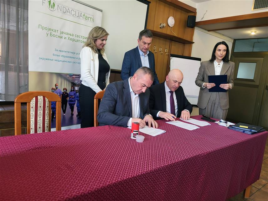 ПАЛЕ, 25. МАРТА /СРНА / - Начелници општина и директори домова здравља Пале, Соколац, Хан Пијесак и Власеница потписали су данас споразуме о сарадњи за унапређење пружања услуга сестринства у заједници.