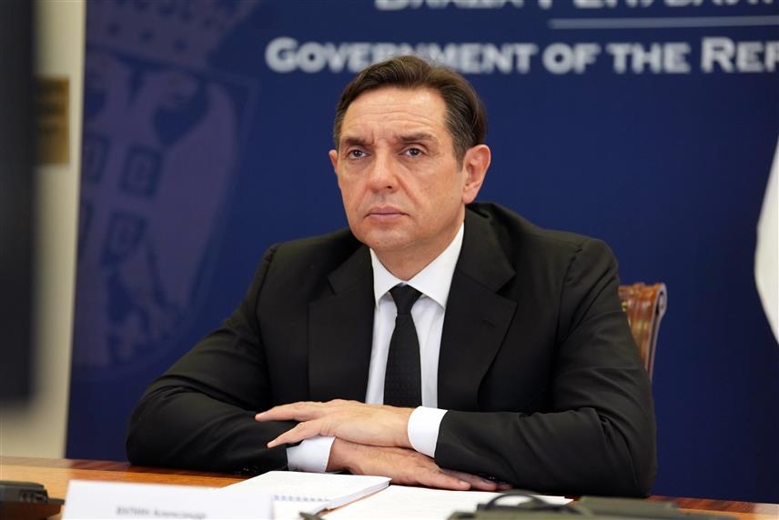 БЕОГРАД, 25. МАРТА /СРНА/ - Потпредсједник Владе Србије у техничком мандату Александар Вулин изјавио је на округлом столу Руског историјског друштва да је суштина колонијализма 21. вијека лицемјерје и наметање идеолошких образаца и као примјер навео Србију која је, иако земља у срцу Европе, жртва лицемјерне политике Запада.	
