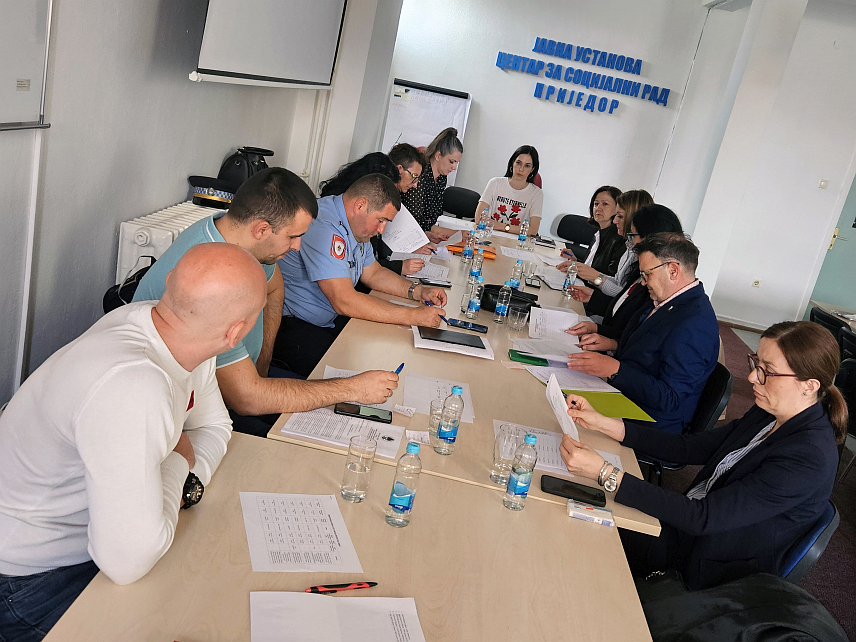 ПРИЈЕДОР, 25. МАРТА /СРНА/ - Мултисекторски тим града Приједора за заштиту од породичног и родно заснованог насиља истакао је на данашњем редовном мјесечном састанку потребу увођења заштитне мјере обавезног лијечења од зависности починиоцу насиља будући да се често биљежи да алкохолизам прати поновљене случајеве насиља.