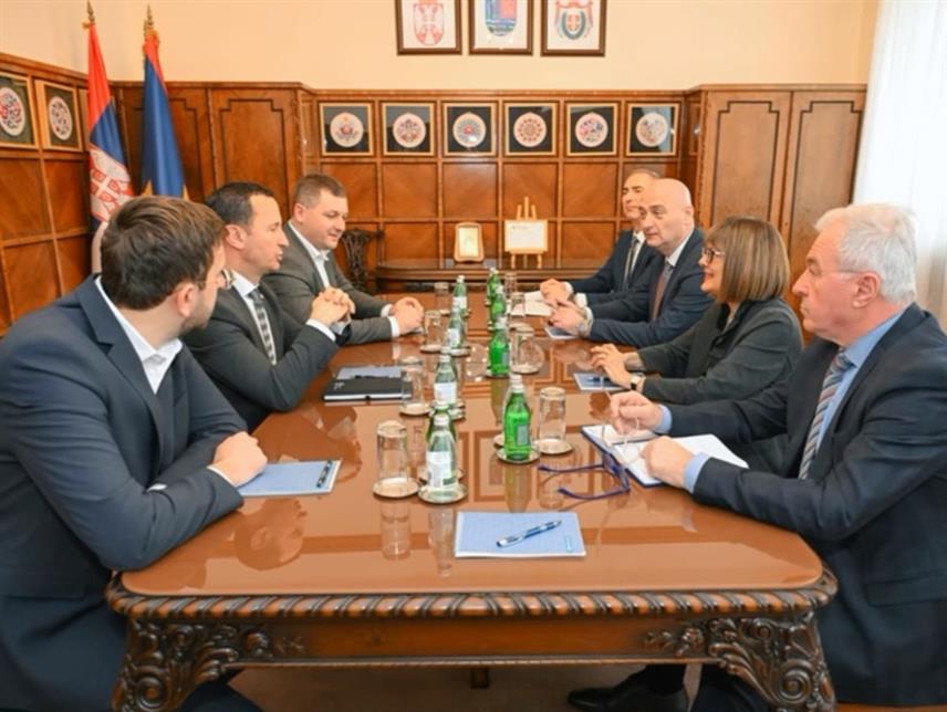 НОВИ САД, 25. МАРТА /СРНА/ - Предсједник Покрајинске владе Војводине Маја Гојковић и покрајински секретар за привреду и туризам Ненад Иванишевић разговарали су данас у Новом Саду са градоначелником Требиња Мирком Ћурићем о унапређењу сарадње у привреди, туризму и култури.