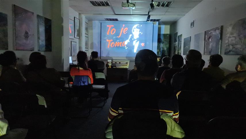 ДОБОЈ, 25. МАРТА /СРНА/ - У Културном склоништу у Добоју вечерас је приказан документарни филм о пјевачу Томи Здравковићу под називом "То је Тома" продуцента Оливера Пауновића.