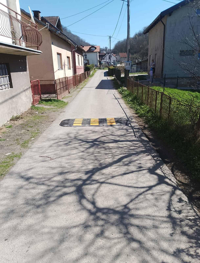 НОВИ ГРАД, 25. МАРТА /СРНА/ - У Новом Граду је завршено постављање успоривача саобраћаја на шест локација с циљем повећања безбједности свих учесника у саобраћају на френквентним саобраћајницама, речено је Срни у Општинској управи.