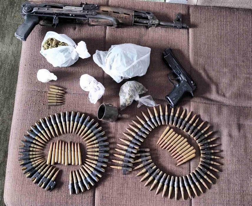 ДОБОЈ, 26. МАРТА /СРНА/ - Добојска полиција је у акцији "Блиц" ухапсила лице из овог града чији су иницијали Н.С. од кога су одузети марихуана и спид, аутоматска пушка, гасни пиштољ и меци.