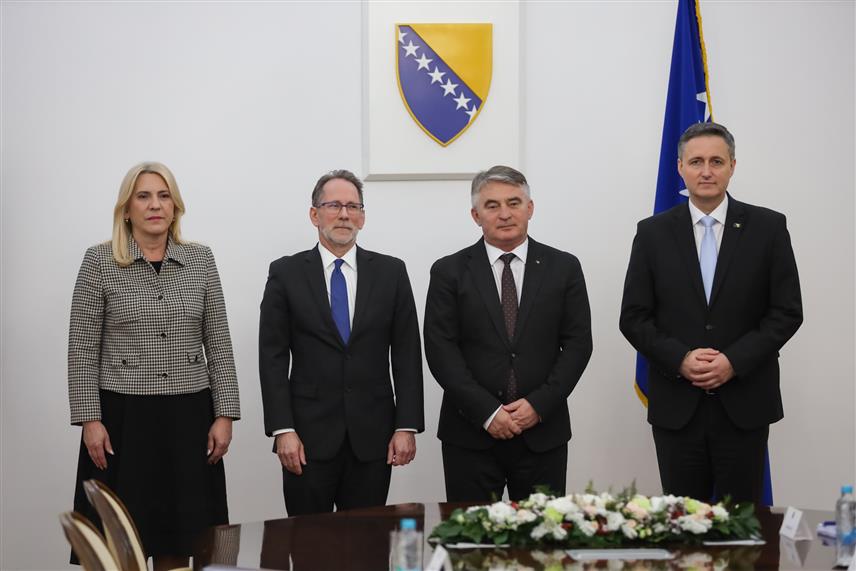 САРАЈЕВО, 26. МАРТА /СРНА/ - Чланови Предсједништва БиХ примили су предсједавајућег Арбитражног трибунала за спор око међуентитетске линије разграничења у подручју Брчко дистрикта Џона Клинта Вилијамсона.