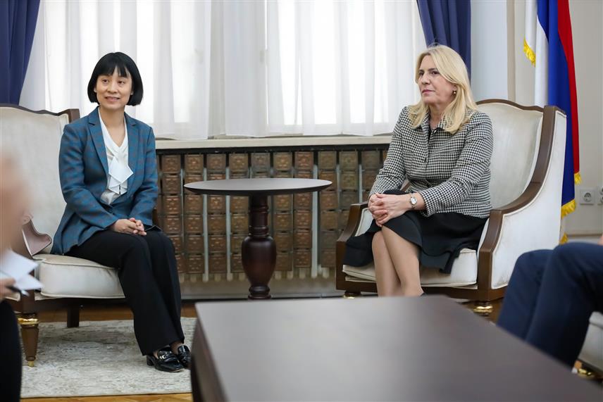 САРАЈЕВО, 26. МАРТА /СРНА/ - Српски члан и предсједавајућа Предсједништва БиХ Жељка Цвијановић упознала је амбасадора Народне Републике Кине у БиХ Ли Фан о ставовима Републике Српске у погледу политичке кризе у БиХ, проузорковане страним интервенционизмом и наметањем одлука нелегитимног високог представника Кристијана Шмита које за циљ имају правосудни прогон легитимно изабраних представника институција Републике Српске.