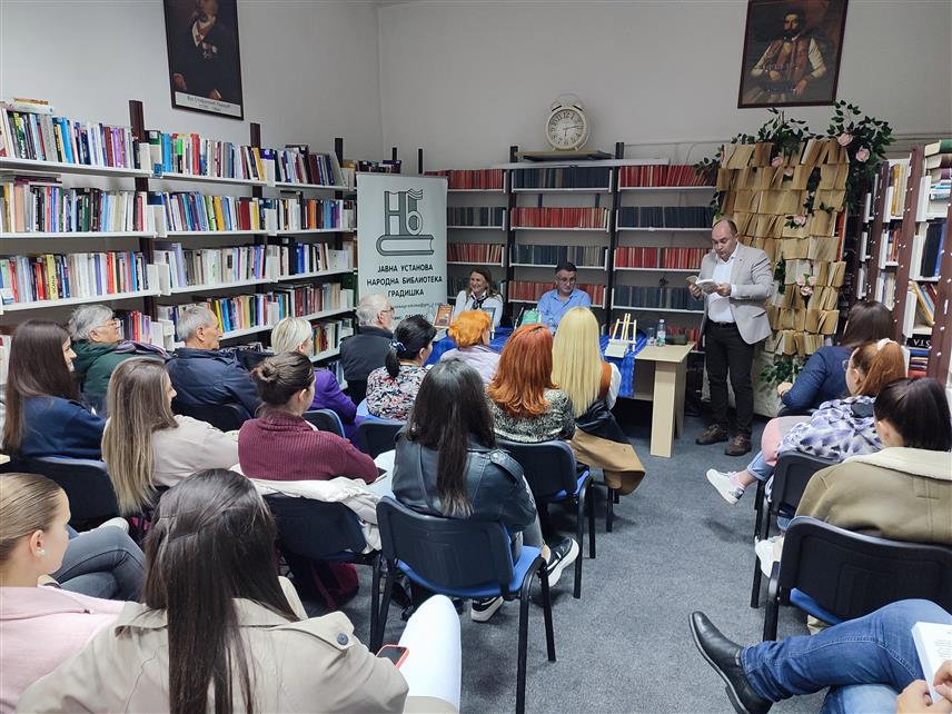 ГРАДИШКА, 26. МАРТА /СРНА/ - У Народној библиотеци у Градишци вечерас је одржано књижевно вече са Бојаном Љубеновићем, на коме је овај књижевник из Београда представио пет својих књига које на сатиричан и хумористичан начин одсликавају живот и друштвене појаве.