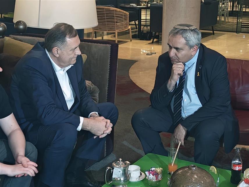 ЈЕРУСАЛИМ, 26. МАРТА /СРНА/ - Предсједник Републике Српске Милорад Додик изјавио је наком састанка са министром у израелском Министарству финансија Зеевом Елкином да је осим политичке веома битна економска сарадња Српске и Израела.