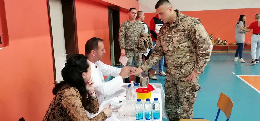 ДОБОЈ, 26. МАРТА /СРНА/ - Градска организација Црвеног крста у Добоју данас је организовала акцију добровољног давања крви, међу даваоцима су запослени у Основној школи "Вук Стефановић Караџић", припадници Оружаних снага БиХ и чланови Фудбалског клуба "Слога".