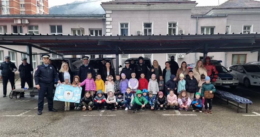 ЗВОРНИК, 27. МАРТА /СРНА/ - Припадници Полицијске управе Зворник данас су организовали Дан отворених врата за дјецу из вртића "Наша радост" поводом 4. априла, Дана полиције Републике Српске.
