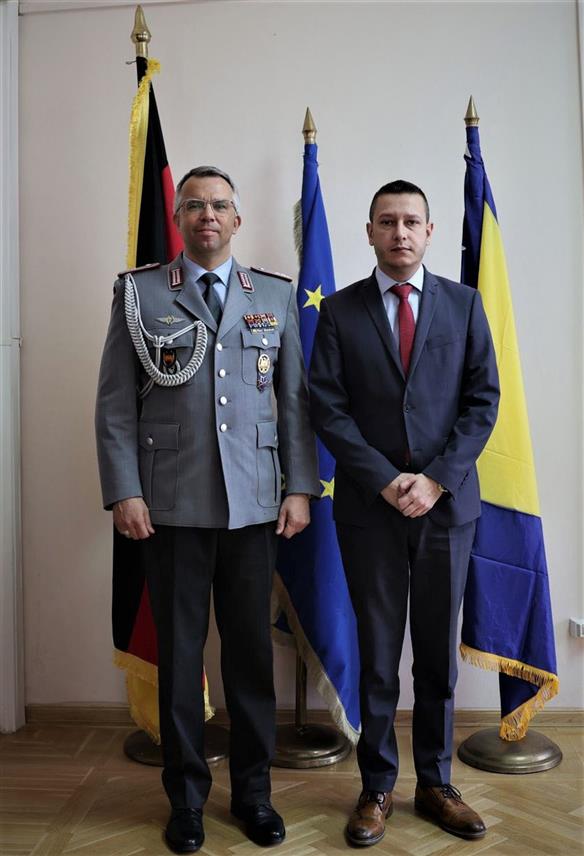 САРАЈЕВО, 27. МАРТА /СРНА/ - Замјеник министра одбране у Савјету министара Александар Гогановић са њемачким војним аташеом у БиХ Марком Абендротом.