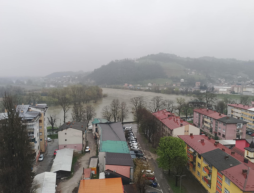 НОВИ ГРАД, 27. МАРТА /СРНА/ - Водостај ријека Уне и Сане у Новом Граду је у порасту, али испод коте редовне одбране од поплава.