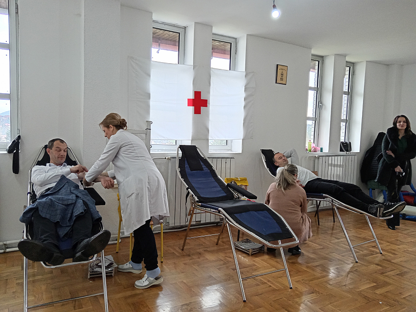 СОКОЛАЦ, 27. МАРTА /СРНА/ - У акцији добровољног давања крви на Сокоцу данас су прикупљене 53 јединице, чиме су додатно попуњене резерве крви Службе трансфузије "Касиндо" при Болници "Србија".