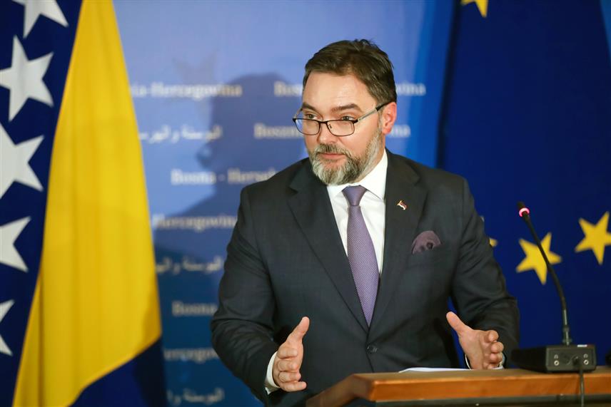 САРАЈЕВО, 27. МАРТА /СРНА/ - Замјеник предсједавајућег Савјета министара Сташа Кошарац изјавио је да редовна сједница Савјета министара није одржана зато што формални предлагачи осам закона, који су требали бити разматрани на данашњој сједници, нису уважили мишљење институција Републике Српске.