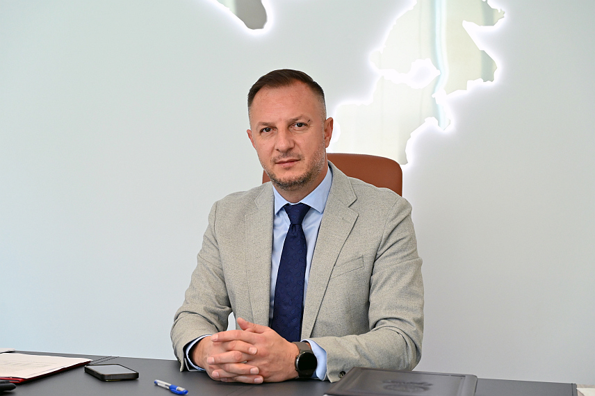 БАЊАЛУКА, 27. МАРТА /СРНА/ - Захтјевом за расписивање међународне потјернице за предсједником Републике Српске Милорадом Додиком и предсједником Народне скупштине Ненадом Стевандићем упућеним Интерполу неуставни Суд и Тужилаштво БиХ су још једном потврдили да такозвано правосуђе на нивоу БиХ није ништа друго до играчка у рукама бошњачког политичког врха, поручио је члан Главног одбора СНСД-а Недељко Ћорић.
