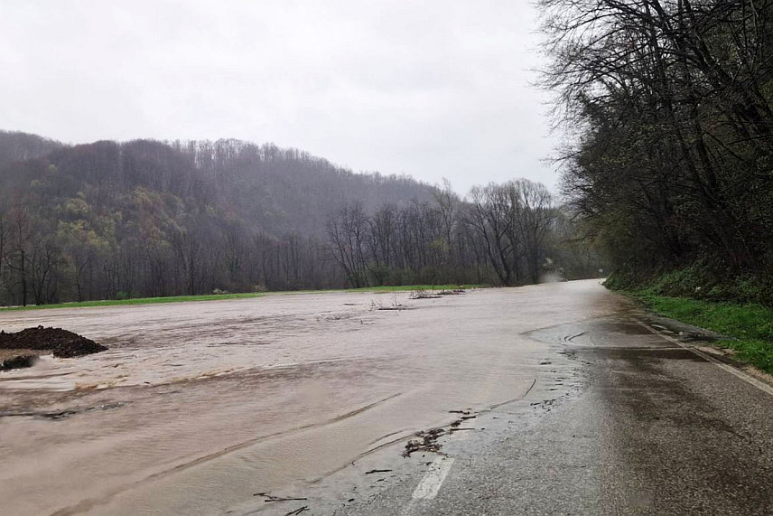 БИЈЕЉИНА, 28. МАРТА /СРНА/ - Више мањих ријека у Републици Српској излило се из корита и углавном је поплављено приобаље и пољопривредне површине, а на неким локацијама дошло је и до плављења саобраћајних комуникација.