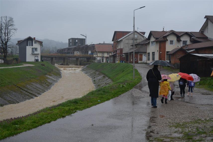 ЛОПАРЕ, 28. МАРТА /СРНА/ - Ријека Гњица у Лопарама излила се на коловоз и пољопривредно земљиште на излазу из Мртвице код плавог моста, те успорила саобраћај, а стамбени објекти за сада нису угрожени, саопштено је из општинског Штаба за ванредне ситуације.