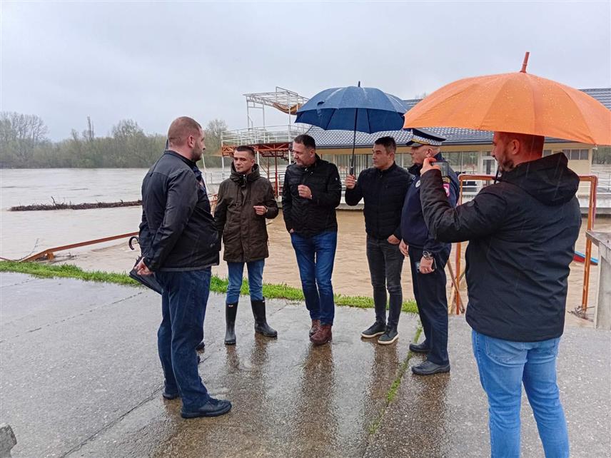 КОЗАРСКА ДУБИЦА, 28. МАРТА /СРНА/ - Начелник општине Козарска Дубица Игор Савковић и чланови општинског Штаба за ванредне ситуације обилазе локације на сеоском и градском подручју, које су угрожене због повећања водостаја ријека и рјечица, притока Уне, али сада нема потребе за проглашење ванредне ситуације.