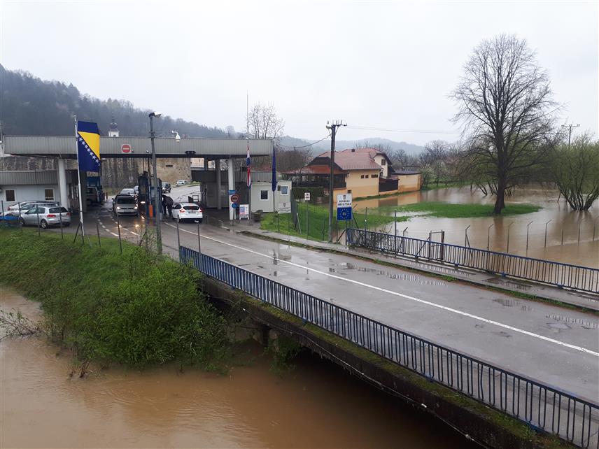 КОСTАЈНИЦА, 28. МАРTА /СРНА/ - У Костајници су у току припреме за изградњу зечијих насипа, пуне се вреће са пијеском и развозе у подручја подложна плављењу јер би ријека Уна вечерас могла достићи коту на којој се проглашава ванредна ситуација.