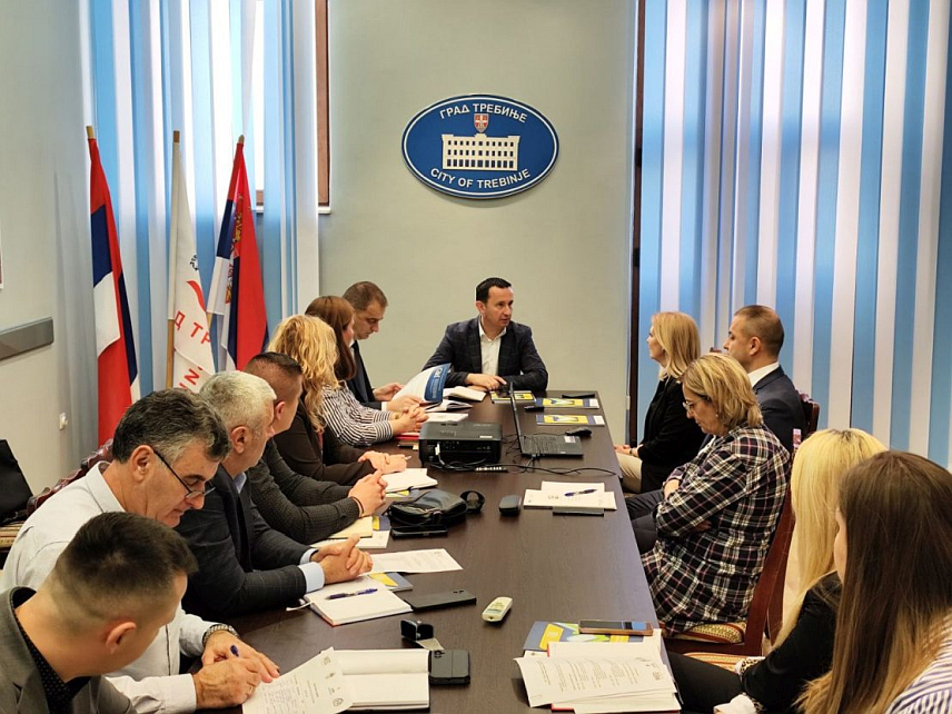 ТРЕБИЊЕ, 28. МАРТА /СРНА/ - Град Требиње уводи ЦАФ стандард за управљање квалитетом у јавној управи, на основу којег запослени и руководиоци процјењују сопствену организацију, утврђују предности и потенцијал за напредак, те примјењују мјере за побољшање рада, саопштено је данас из Градске управе.