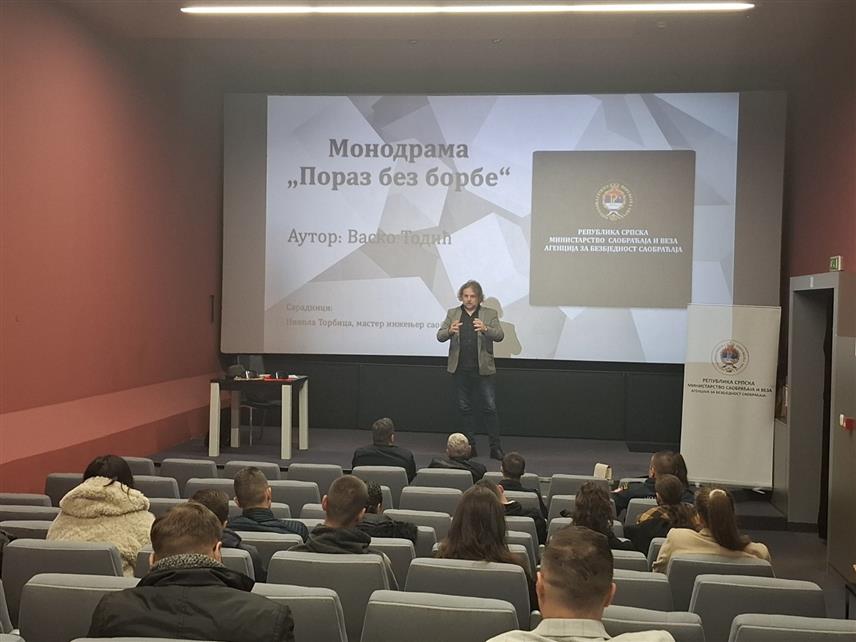 ПРИЈЕДОР, 28. МАРТА /СРНА/ - Монодрама "Пораз без борбе Васко Тодић" изведена је данас за средњошколце у Приједору, с циљем да се међу овом популацијом повећа свијест о ризицима учествовања у саобраћају.