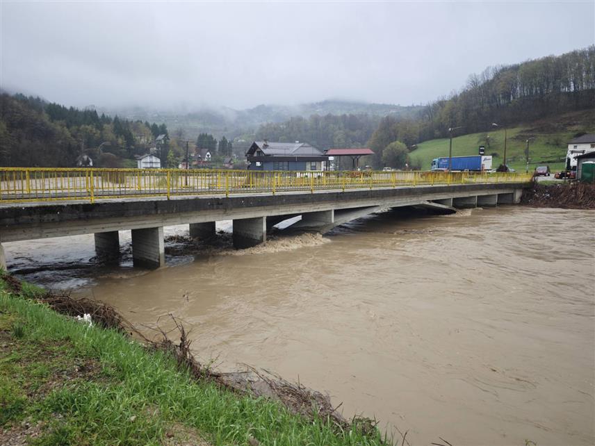 ЧЕЛИНАЦ, 28. МАРТА /СРНА/ - Због знатног повећања водостаја и најављених нових падавина у Челинцу је проглашена ванредна ситуација, а претходно је обустављена настава у свим школама и рад у вртићима.