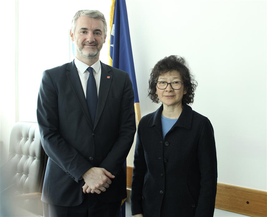 САРАЈЕВО, 28. МАРТА /СРНА/ - Министар комуникација и транспорта у Савјету министара Един Форто и представник Свјетске банке, које је предводила регионални директор за западни Балкан Сјаоћинг Ју на састанку у Сарајеву.