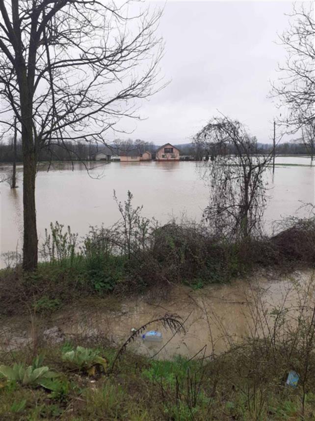СРБАЦ, 28. МАРТА /СРНА/ - На подручју општине Србац заплављено је тридесетак кућа, углавном у селима Лијевче поља уз лијеву обала Врбаса.