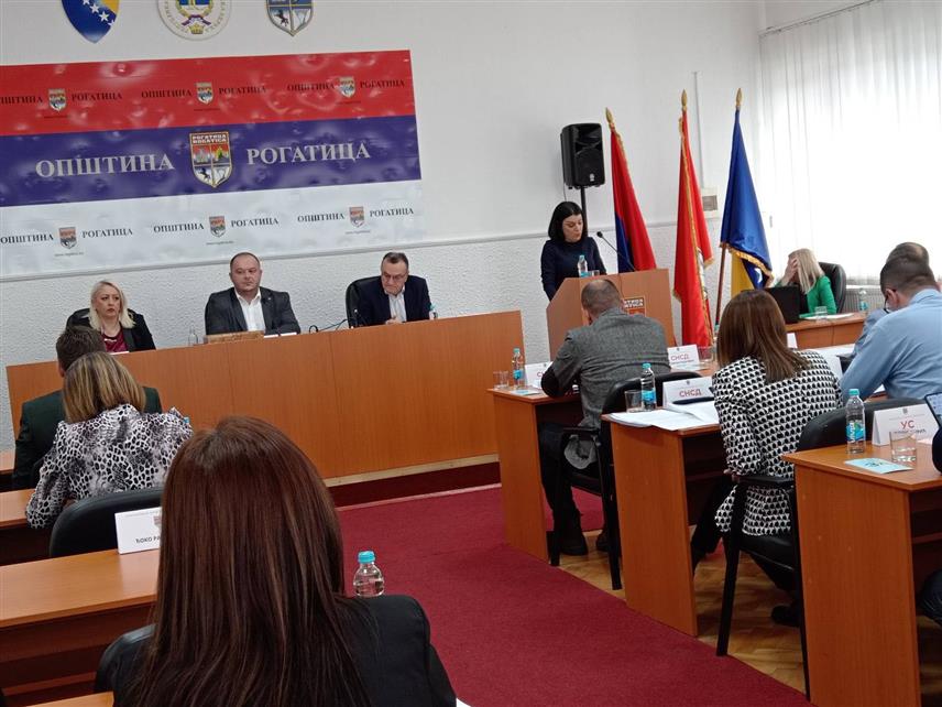 РОГАTИЦА, 28. МАРTА /СРНА/ - Одборници Скупштине општине Рогатица најоштрије су осудили паљење аутомобила предсједнику локалног парламента Синиши Јанковићу и затражили од надлежних органа да што прије идентификују починиоца овог дјела.