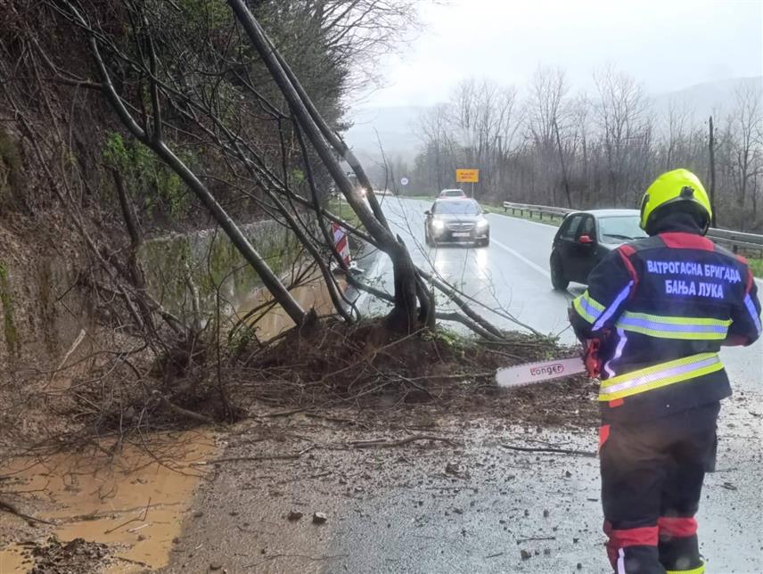БАЊАЛУКА, 28. МАРТА /СРНА/ - Ватрогасно-спасилачка бригада Бањалука данас је за шест часова имала чак 13 интервенција због проблема узрокованох великом количином падавина.