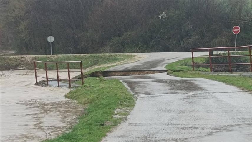 БАЊАЛУКА, 28. МАРТА /СРНА/ - Усљед пораста водостаја изазваног обилним падавинама, у засеоку Маријановићи у бањалучкој мјесној заједници Бронзани Мајдан вода је срушила мост на ријеци Стратинској.