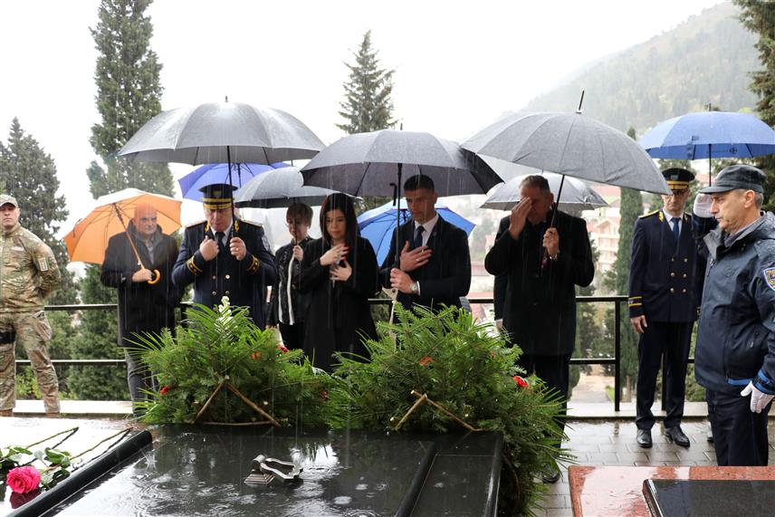 МОСTАР, 28. МАРTА /СРНА/ - У Мостару је данас обиљежено 26 година од смрти замјеника министра унутрашњих послова Федерације БиХ Јозе Леутара, који је преминуо 28. марта 1999. од посљедица рањавања у атентату.