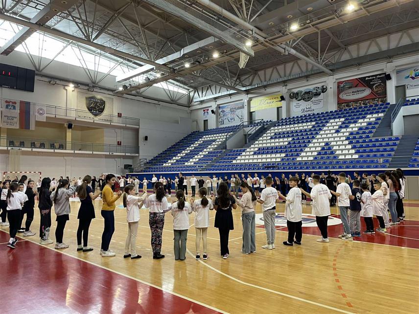 ПАЛЕ, 28. МАРТА/СРНА/ - Чланови Ансамбла народних игара и песама Косова и Метохије "Венац" оржали су данас на Палама радионицу српских кола за 120 чланова Културно-умјетничког друштва /КУД/ "Младост", која је била прилика за размјену знања и вјештина.