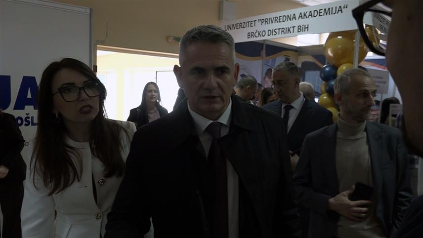 БРЧКО, 28. МАРTА /СРНА/ - Градоначелник Брчког Синиша Милић на Сајаму образовања и запошљавања, који је данас одржан у Брчком.