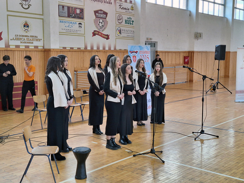 ИСТОЧНО САРАЈЕВО, 28. МАРТА /СРНА/ - Наступом културно-умјетничких друштава /КУД/ из Србије, Хрватске, Македоније и Републике Српске, вечерас су у мјесту Војковићи у Источној Илиџи званично отворени "Сусрети српских земаља", које организује Удружење за одбрану ћирилице "Добрица Ерић" из Београда.