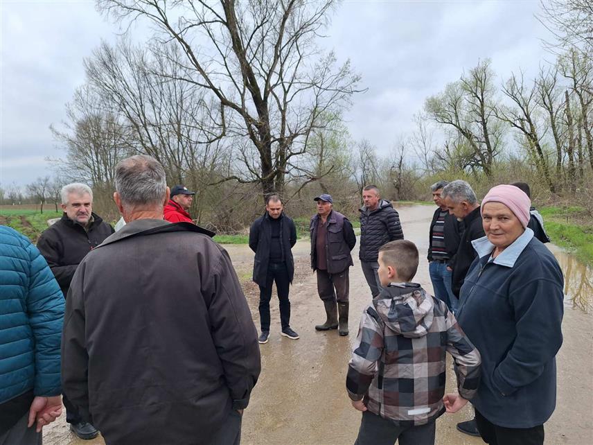 ШАМАЦ, 28. МАРTА /СРНА/ - Начелник општине Шамац Ђорђе Милићевић током обиласка терена на локалитетима гдје је забиљежено изливање ријеке Босне на пољопривредне површине у небрањеном подручју и на пут у насељу Јасеник.