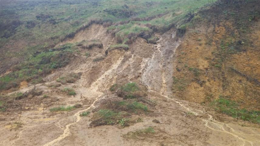 КРУПА НА УНИ, 28. МАРТА /СРНА/ - У општини Крупа на Уни обилне падавине и бујице активирале су више клизишта.