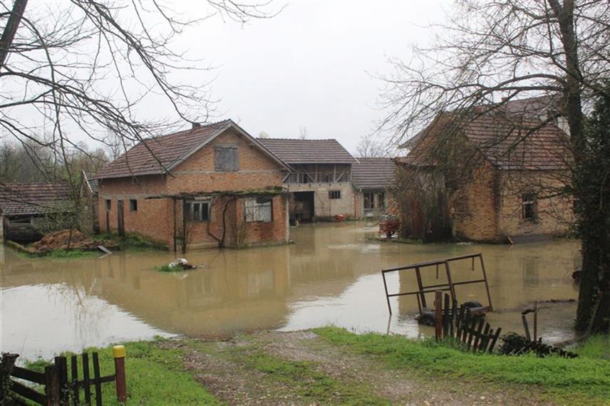 СРБАЦ, 28. МАРТА /СРНА/ - На подручју општине Србац тренутно је заплављено око 60 кућа, а најтежа ситуација је у Лилићу и Кукуљама гдје је од путне комуникације одсјечено више од 40 домаћинстава.